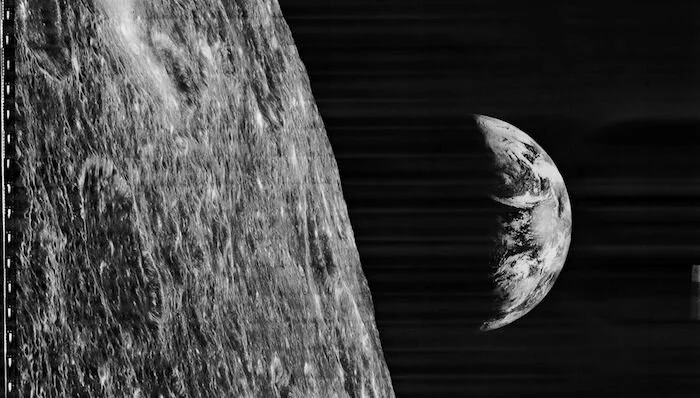 Самые первые снимки Земли с орбиты Луны